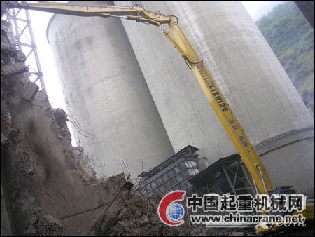 力士德自主研發(fā)加長臂挖掘機在貴州六盤水水鋼水泥廠拆除現場顯神威
